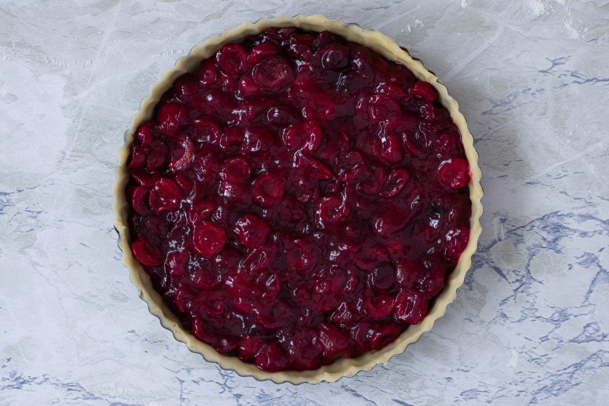 We put the filling on the dough of the cherry pie or American cherry pie