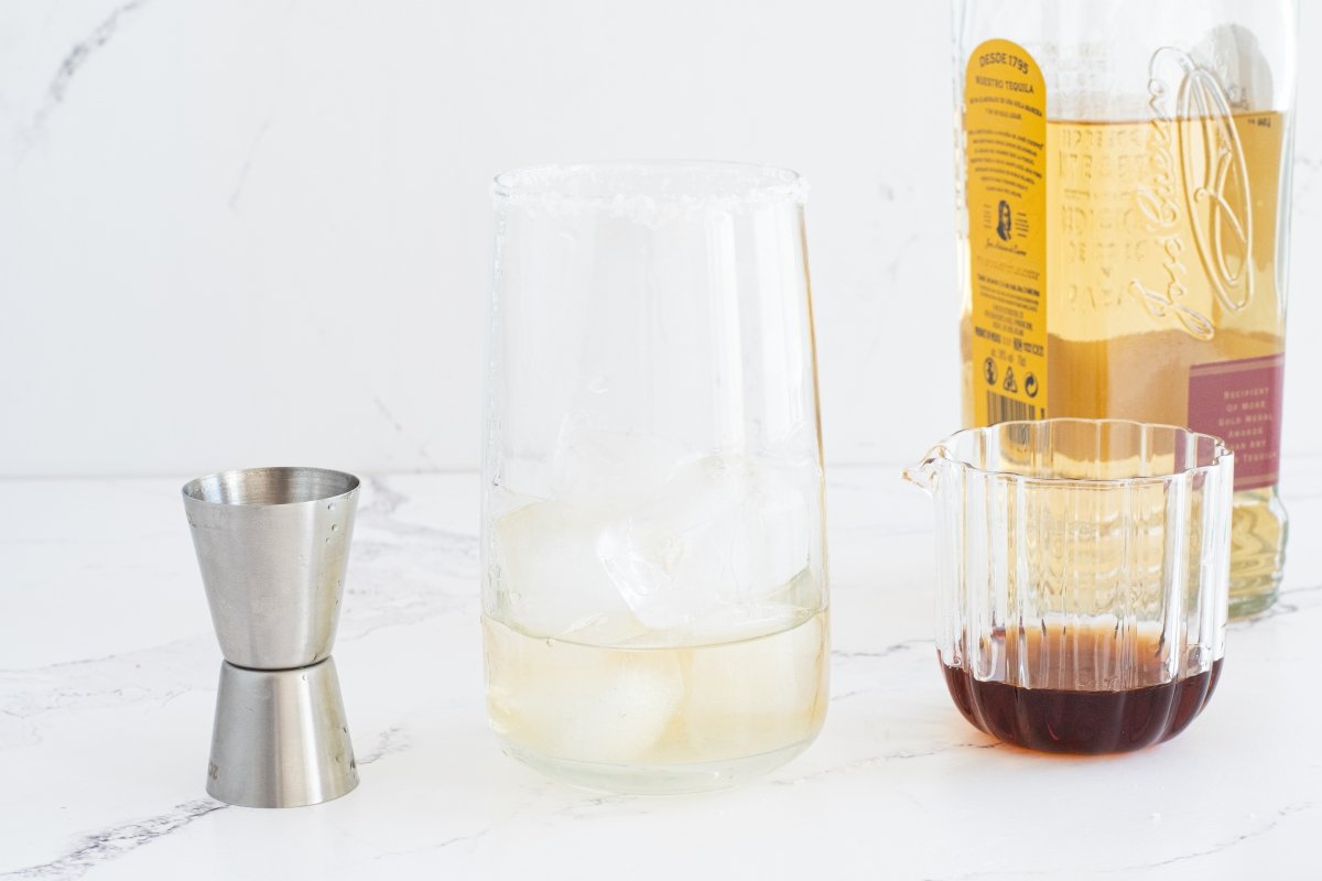 Ponemos el tequila en el vaso