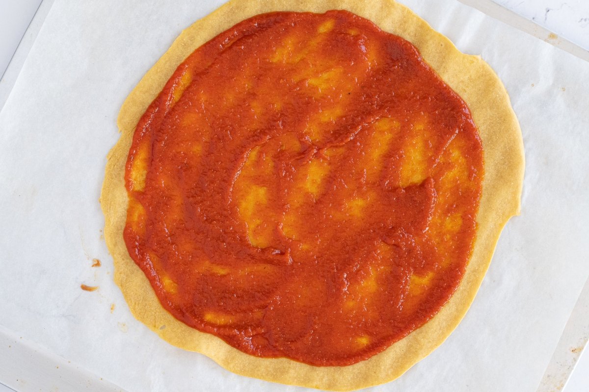 Ponemos el tomate a la base de la pizza