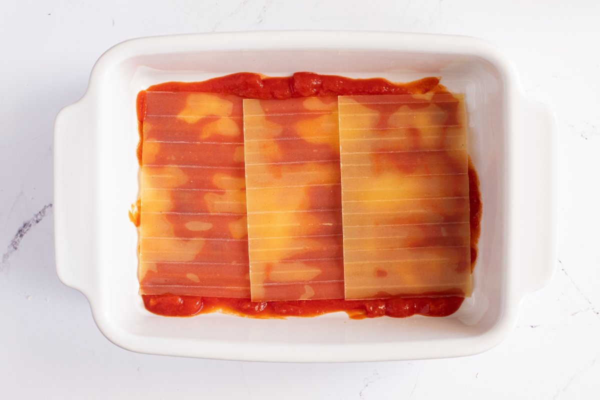Ponemos el tomate de la lasaña arcoíris