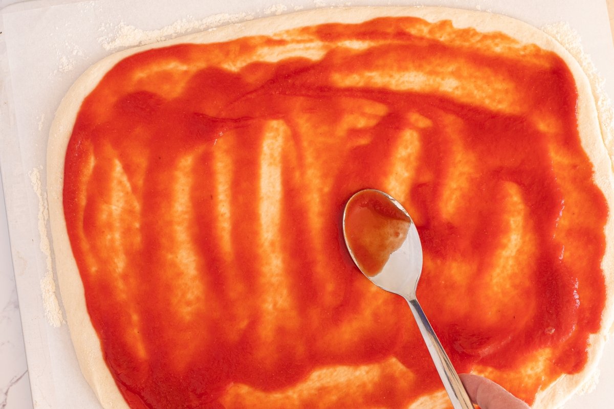 Ponemos el tomate de la pizza al taglio