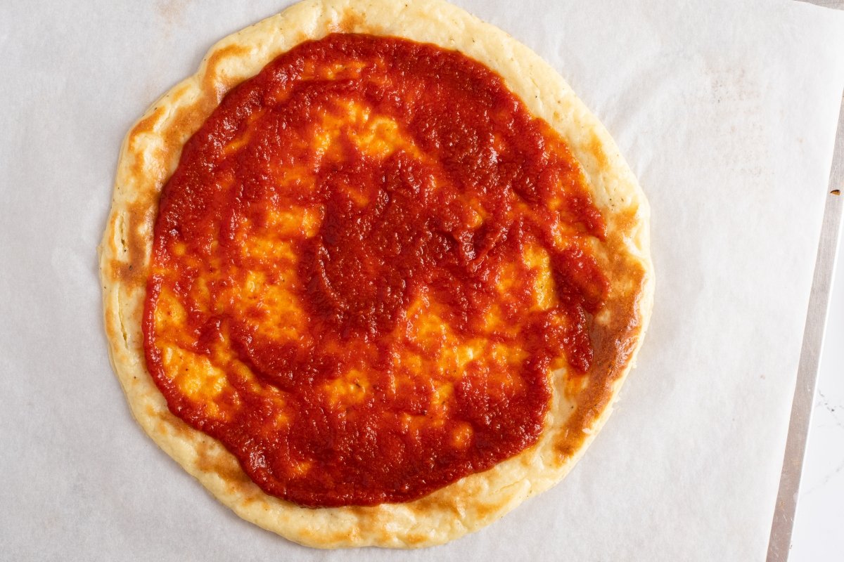 Ponemos el tomate de la pizza keto