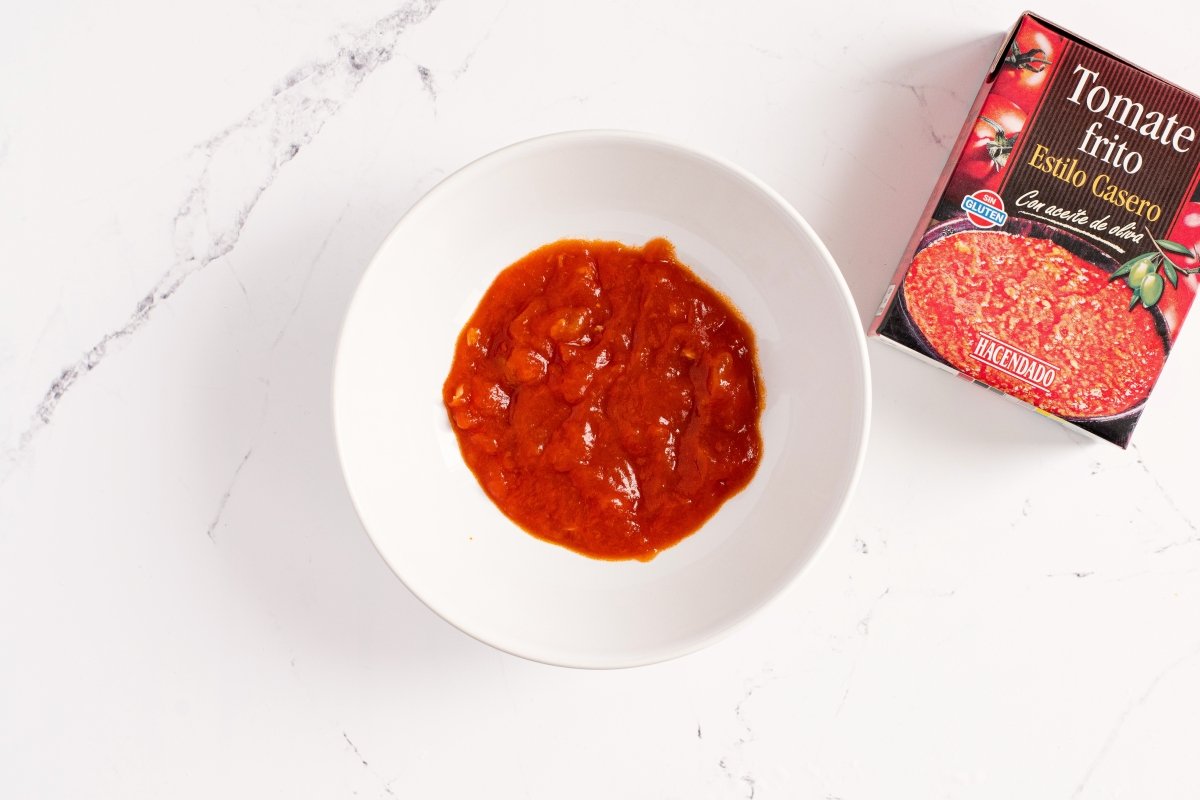 Ponemos el tomate de los huevos al plato en microondas