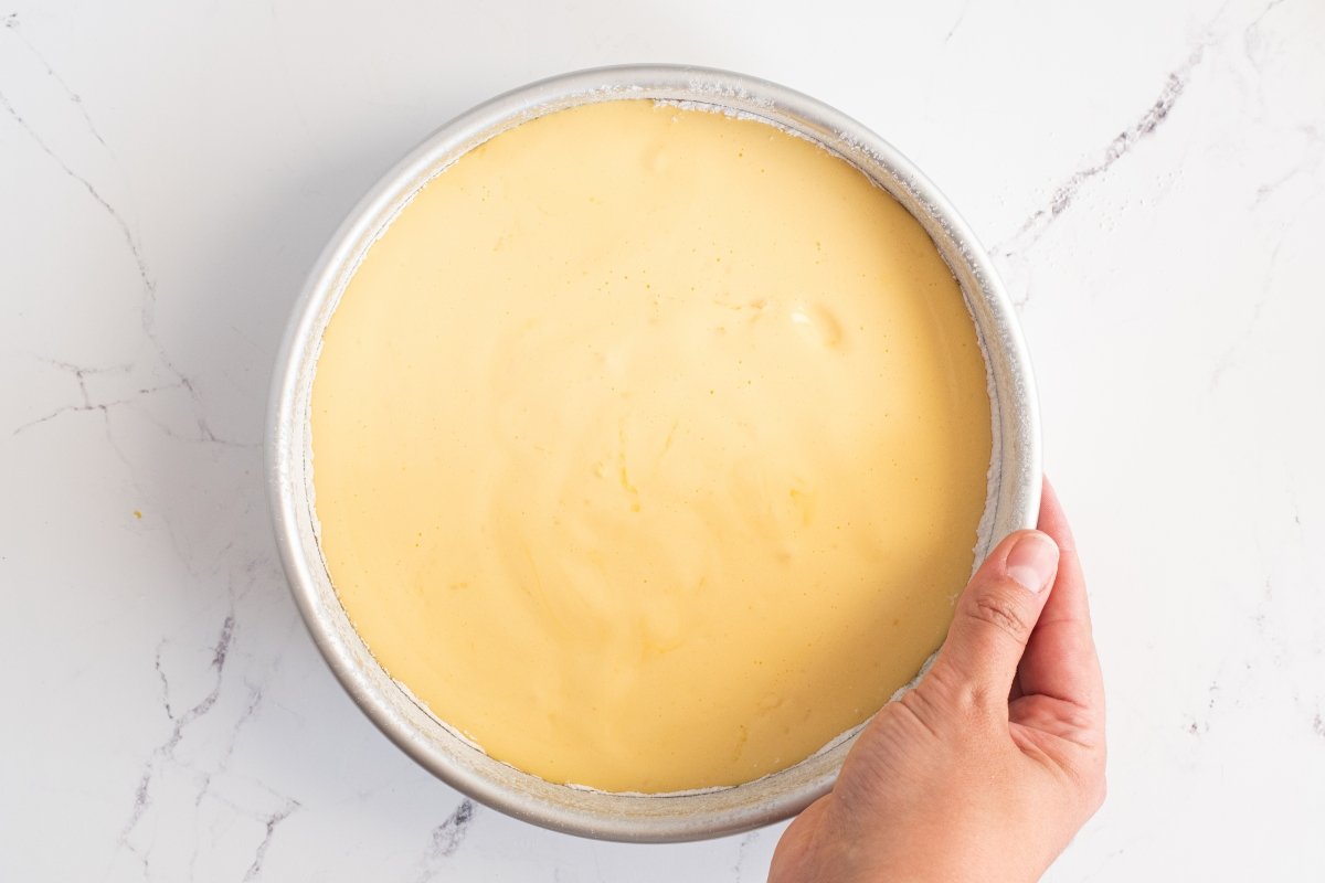 Ponemos en el molde la masa de la tarta capuchina