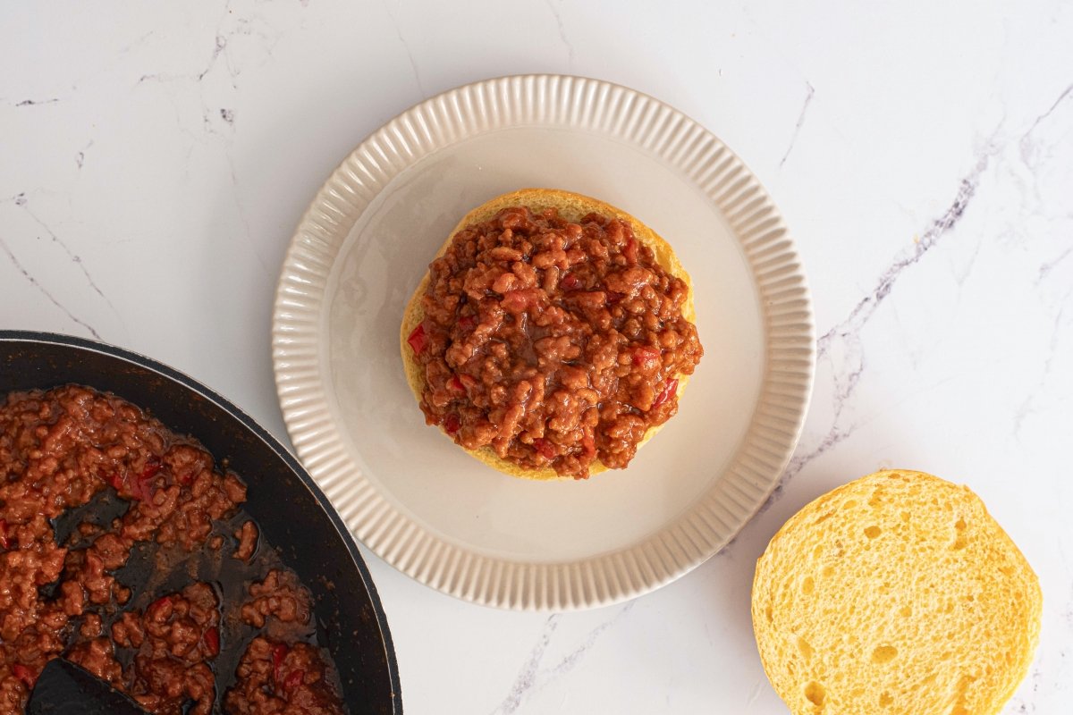 Ponemos en el pan el relleno de carne del Sloppy Joe