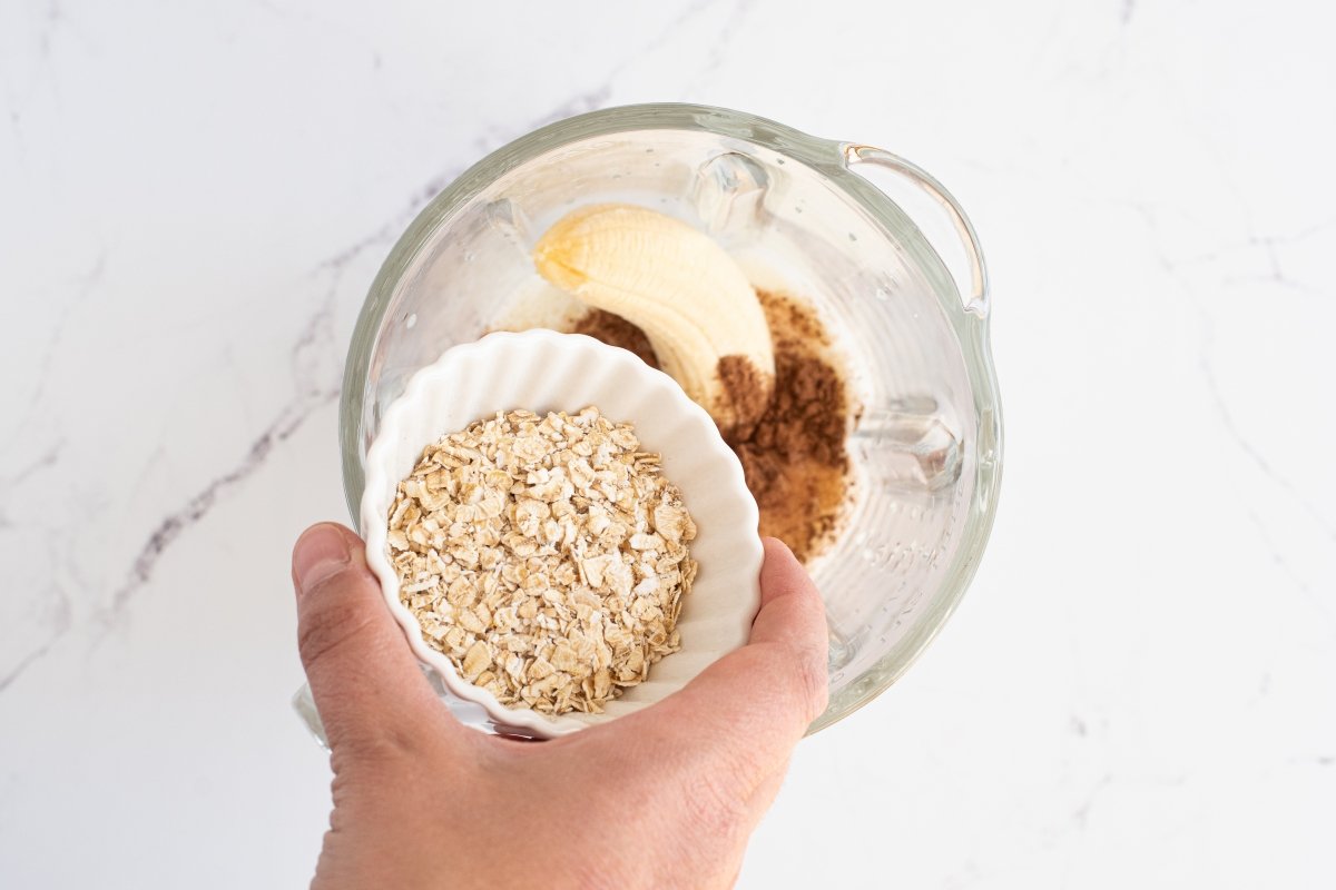 Ponemos en el vaso batidor los ingredientes del batido de avena