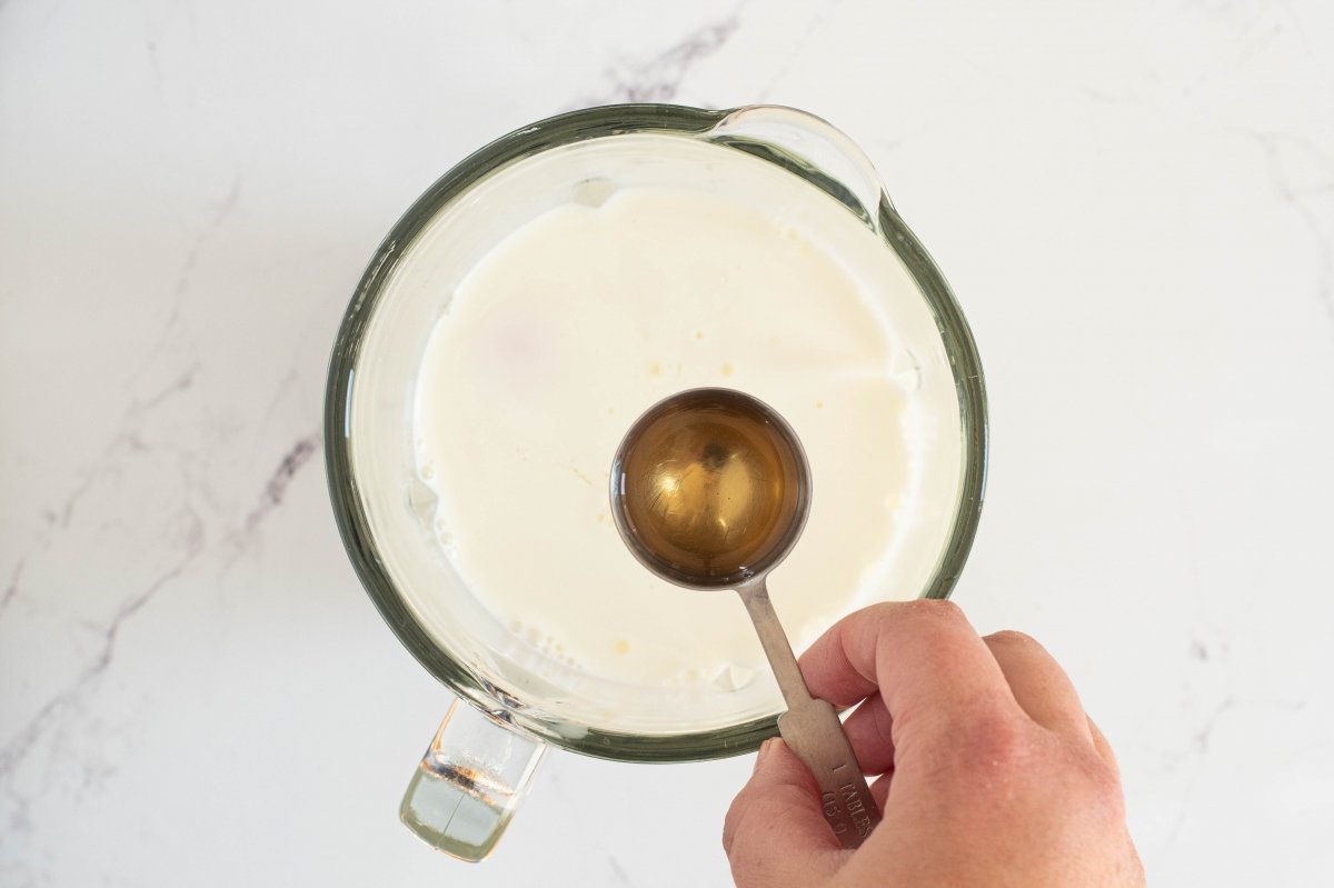 Ponemos en el vaso batidor los ingredientes del flan venezolano/quesillo