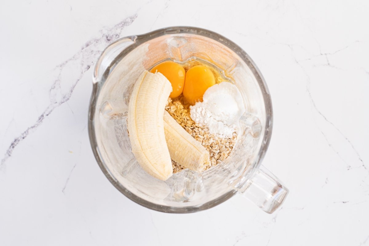 Ponemos en el vaso los ingredientes de los gofres de avena