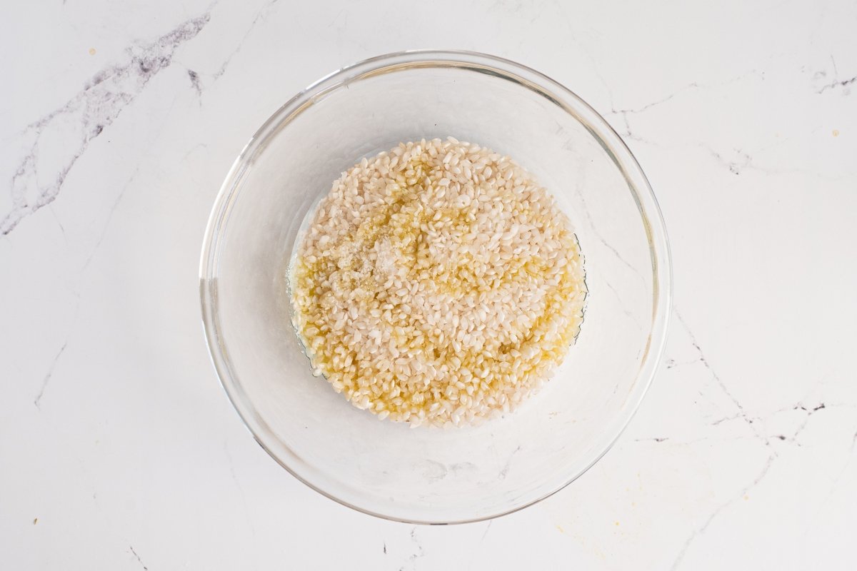 Ponemos en un bol el arroz blanco al microondas
