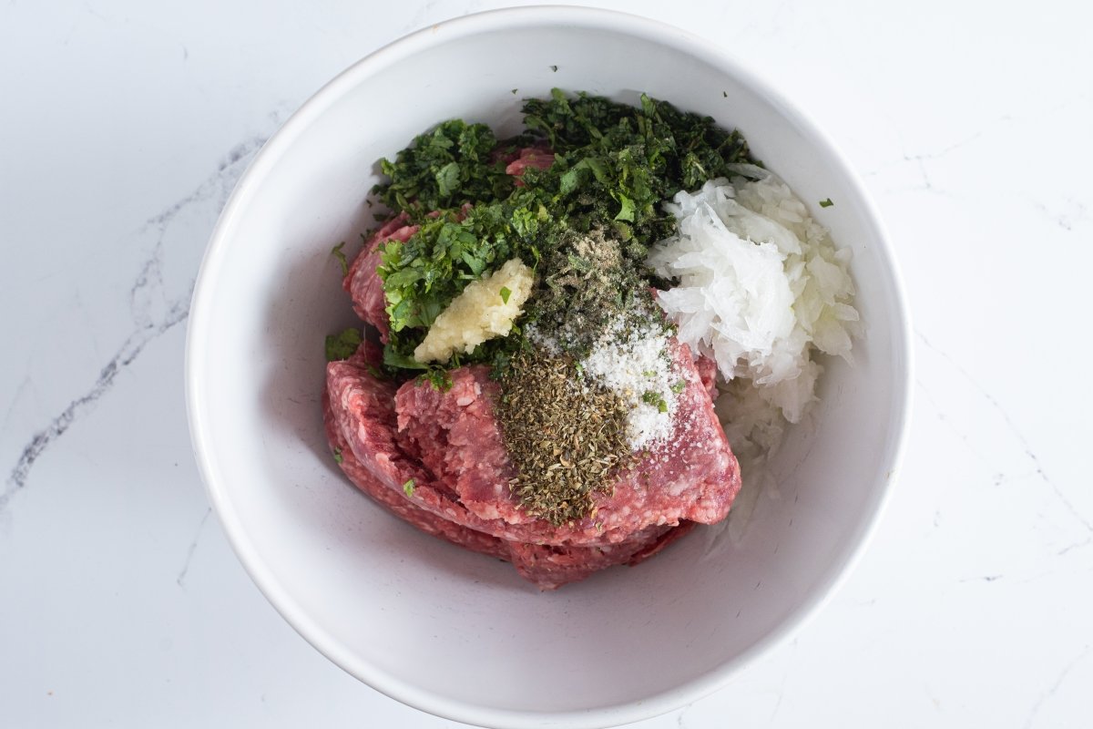 Ponemos en un bol los ingredientes de los arayes