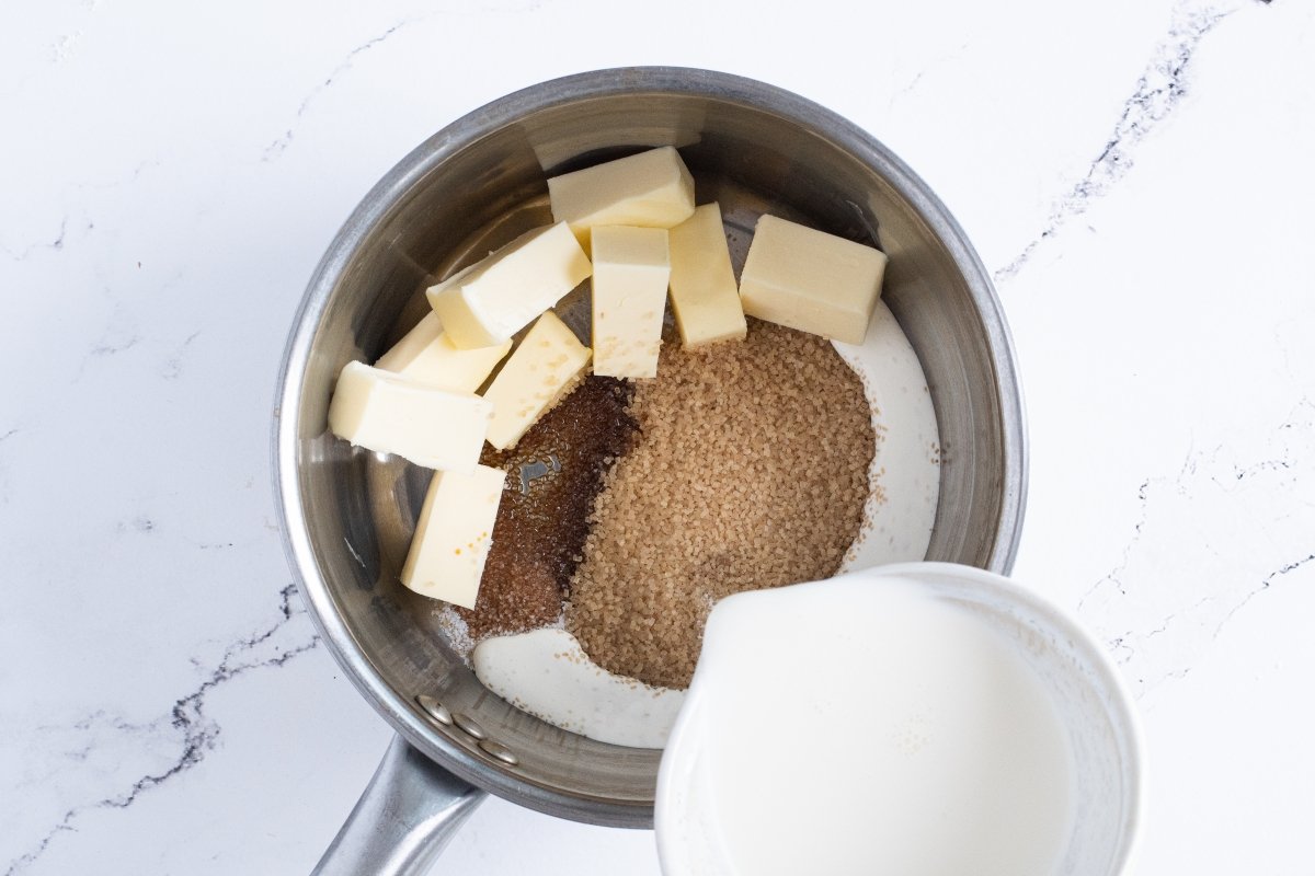 Ponemos en un cazo los ingredientes del toffee