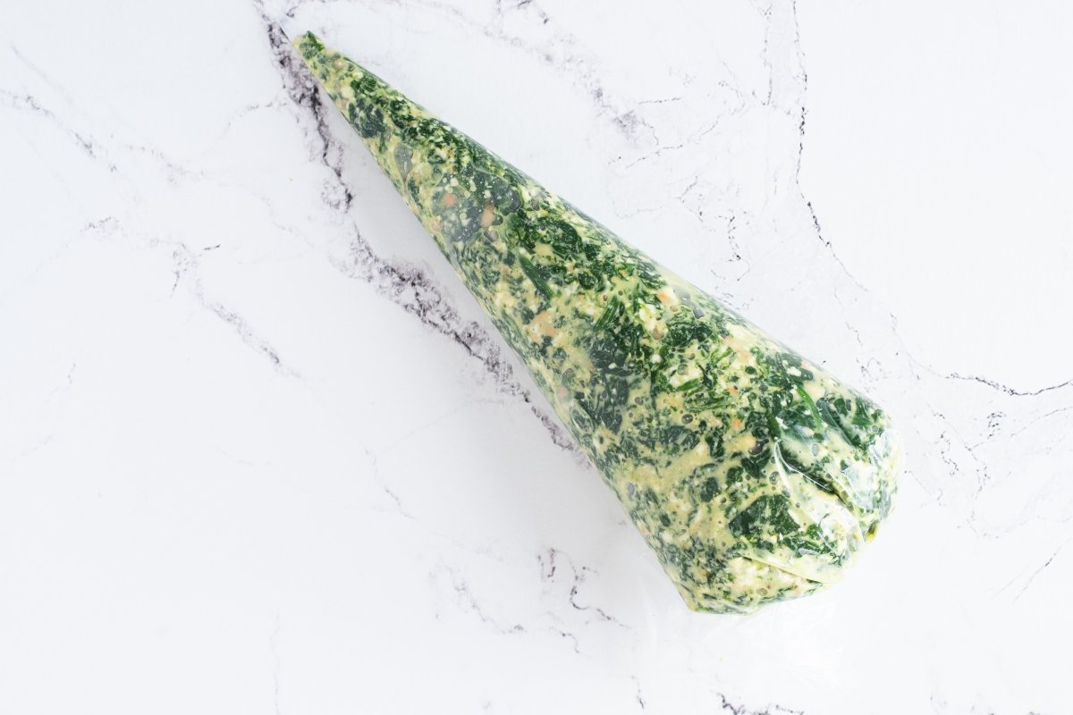 Ponemos en una manga el relleno del börek