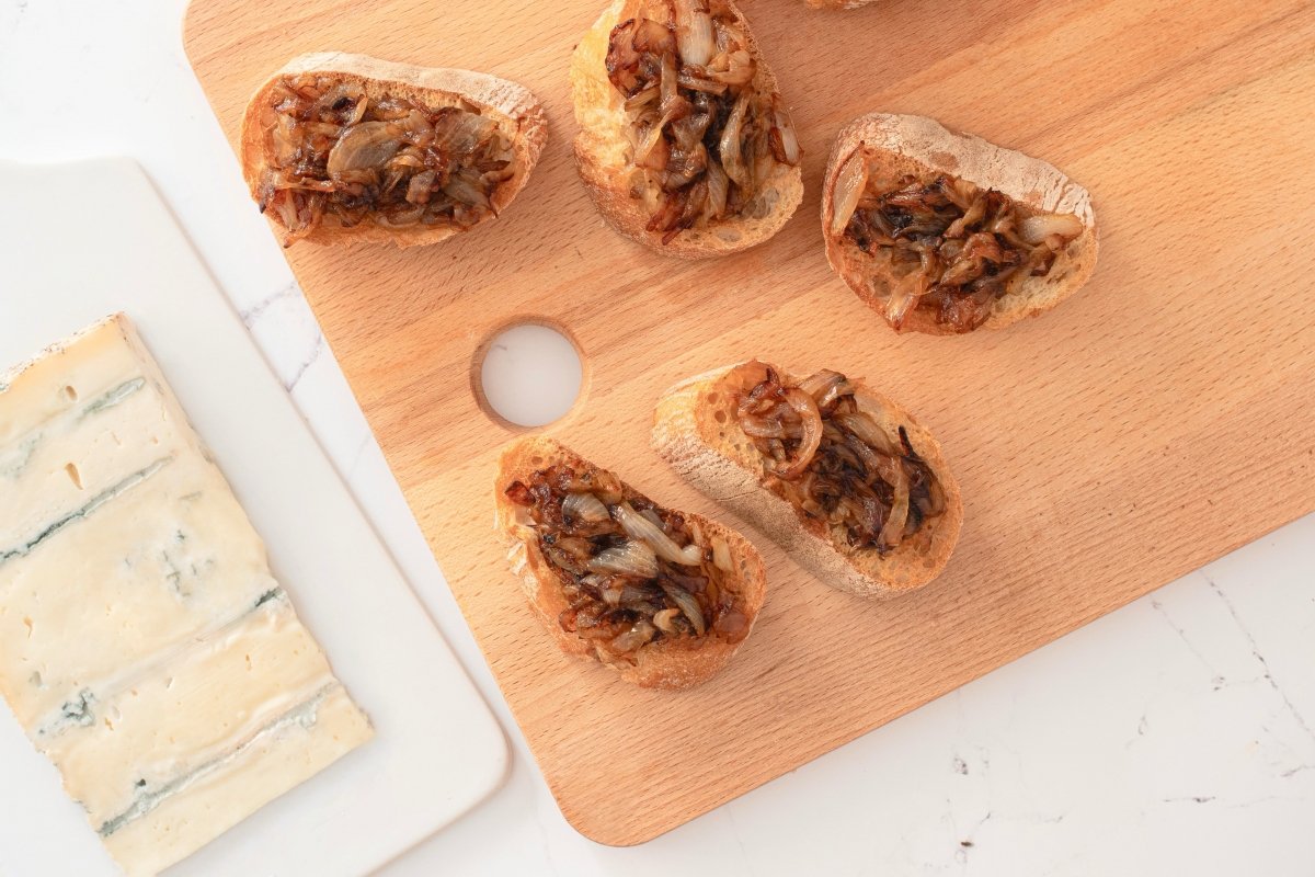 Ponemos la cebolla de las tostas de queso Gorgonzola y cebolla