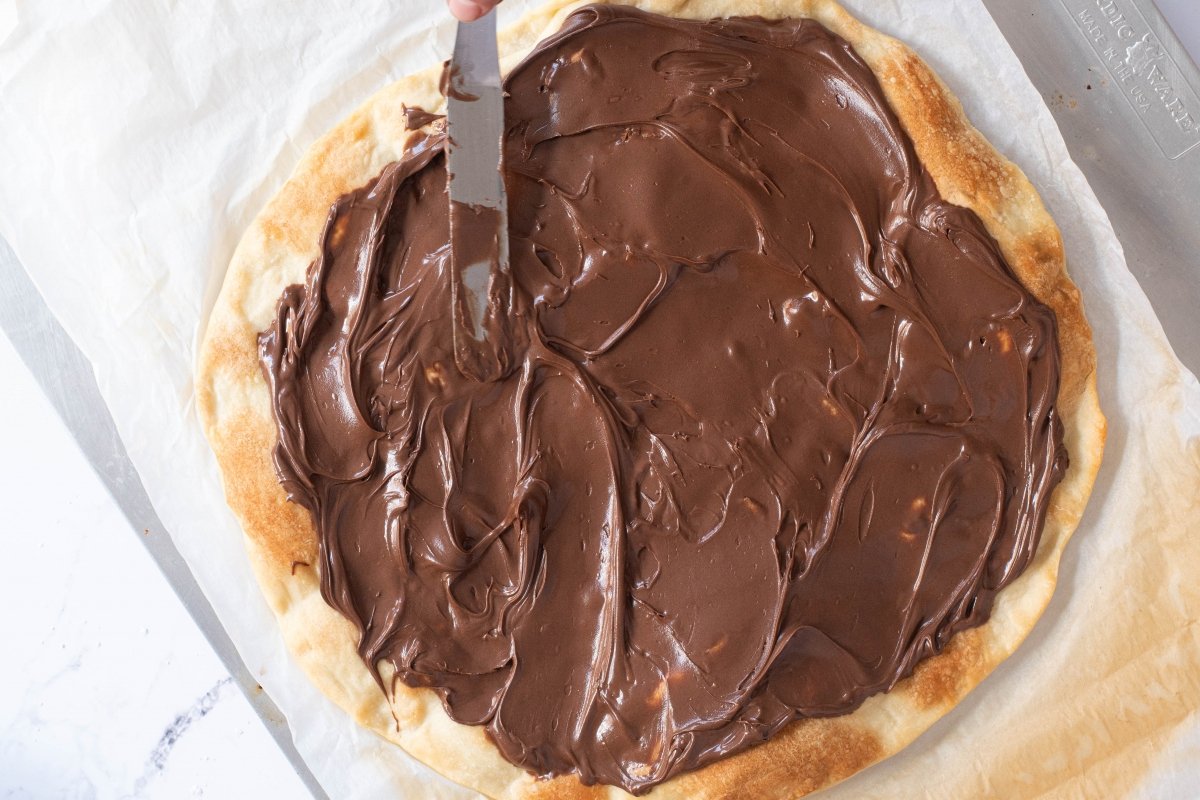 Ponemos la crema de cacao de la pizza de chocolate