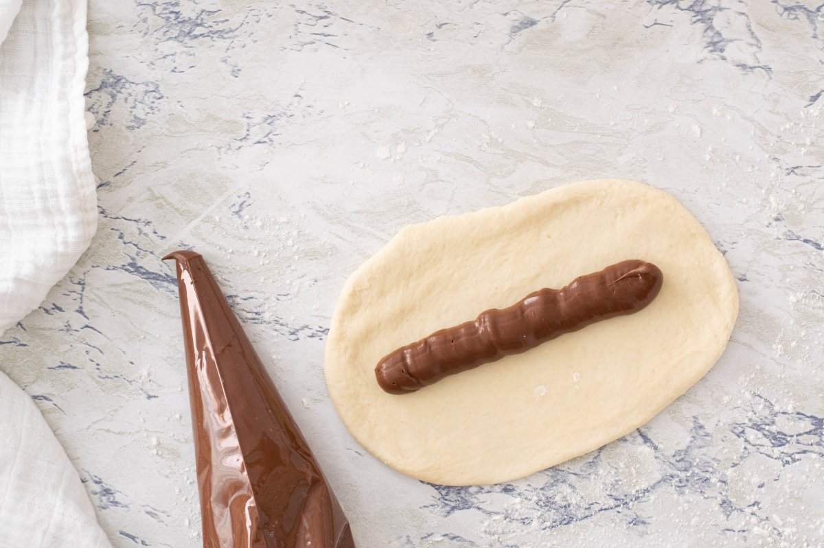 Ponemos la crema de cacao de los bollos rellenos de chocolate: Bollycaos caseros