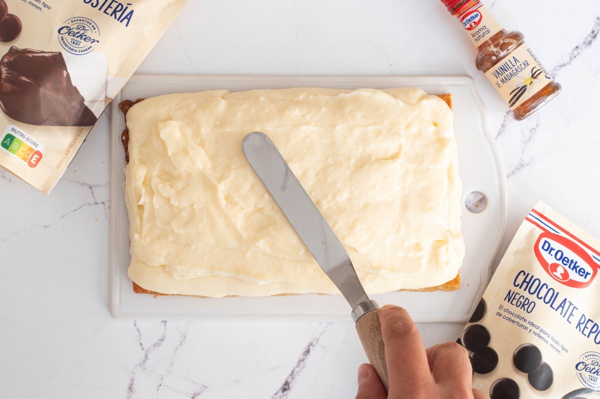 Ponemos la crema de la tarta milhojas de vainilla con chocolate