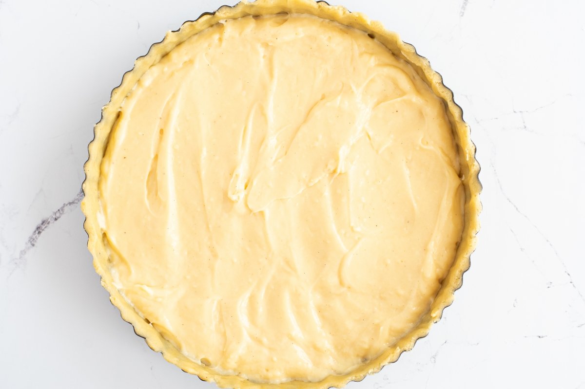Ponemos la crema pastelera de la torta della nonna
