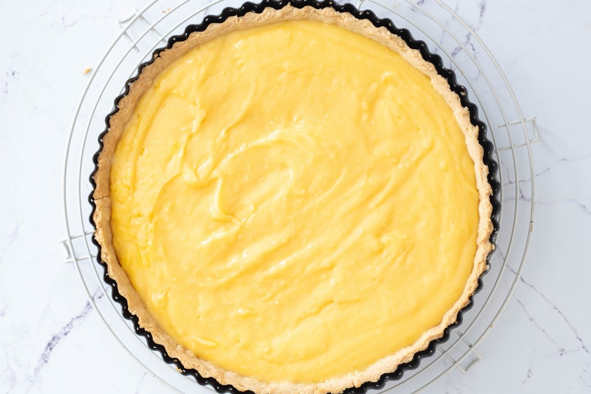 Ponemos la crema sobre la base del lemon pie