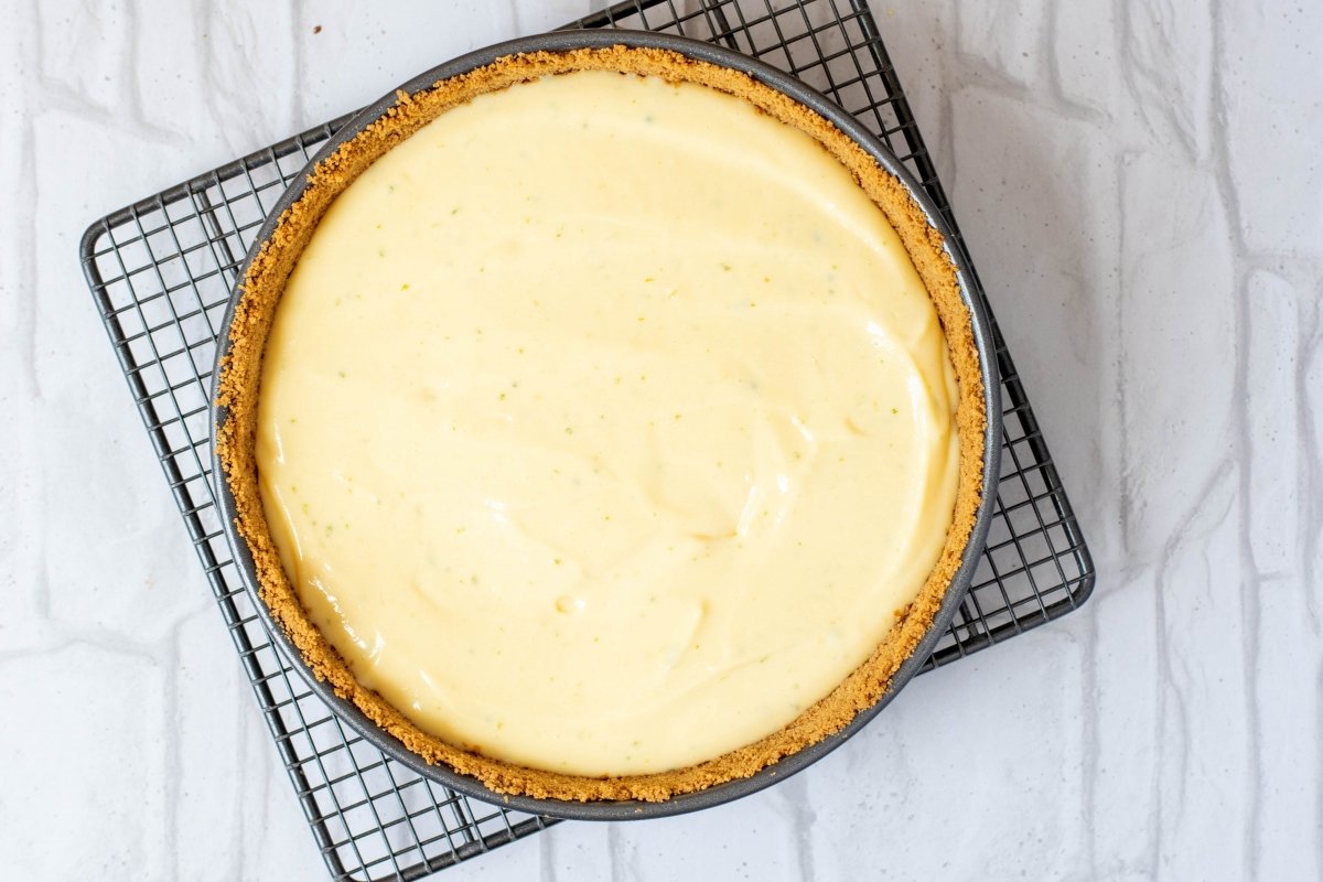 Ponemos la crema sobre la galleta de la tarta de lima o key lime pie