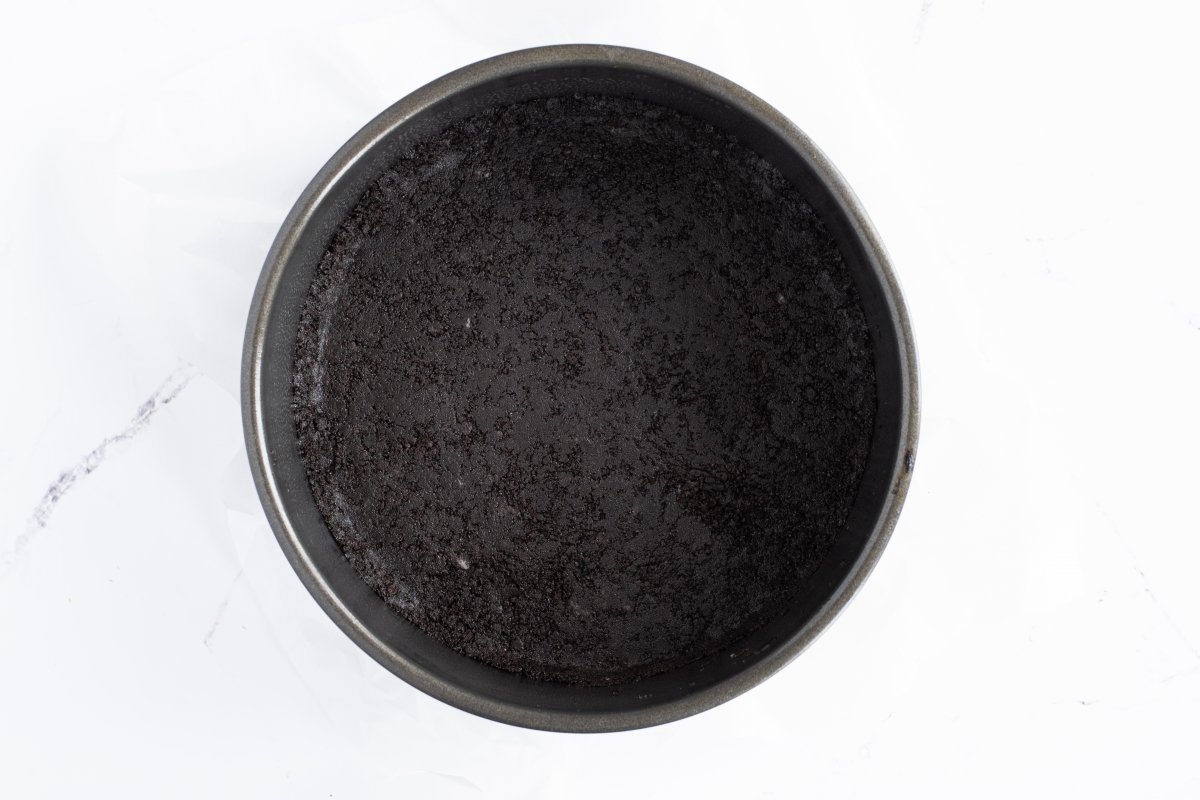 Ponemos la galleta en la base de la tarta vegana de chocolate