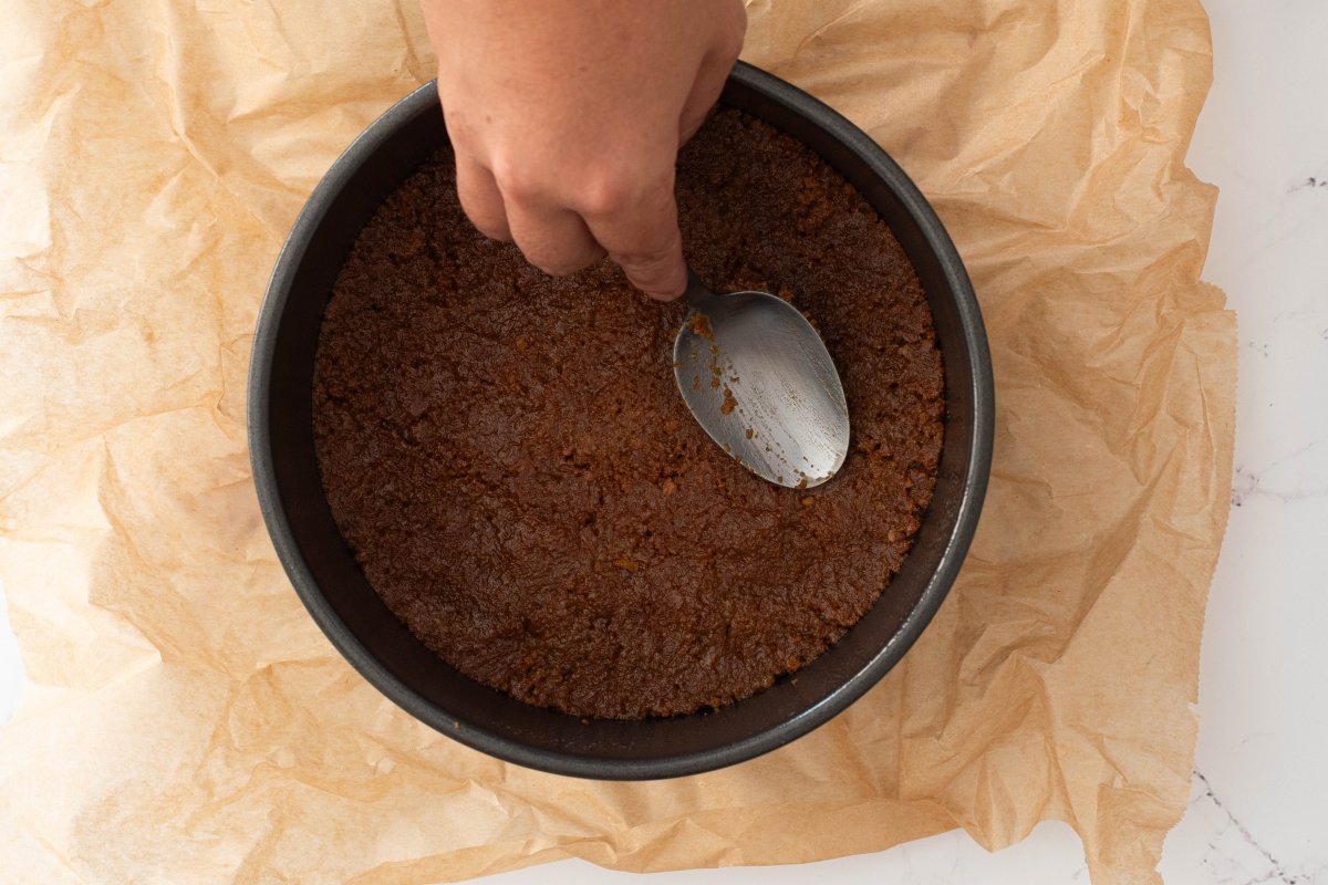 Ponemos la galleta en la base del cheesecake de manzana