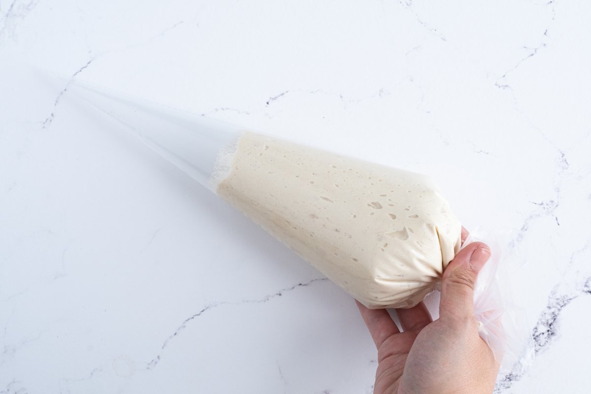 Ponemos la masa en una manga pastelera