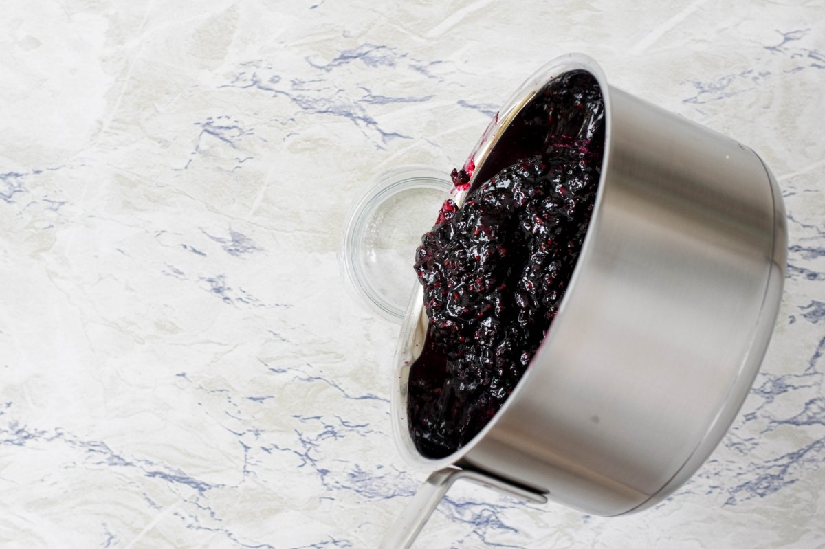 We put blackberry jam in the jar