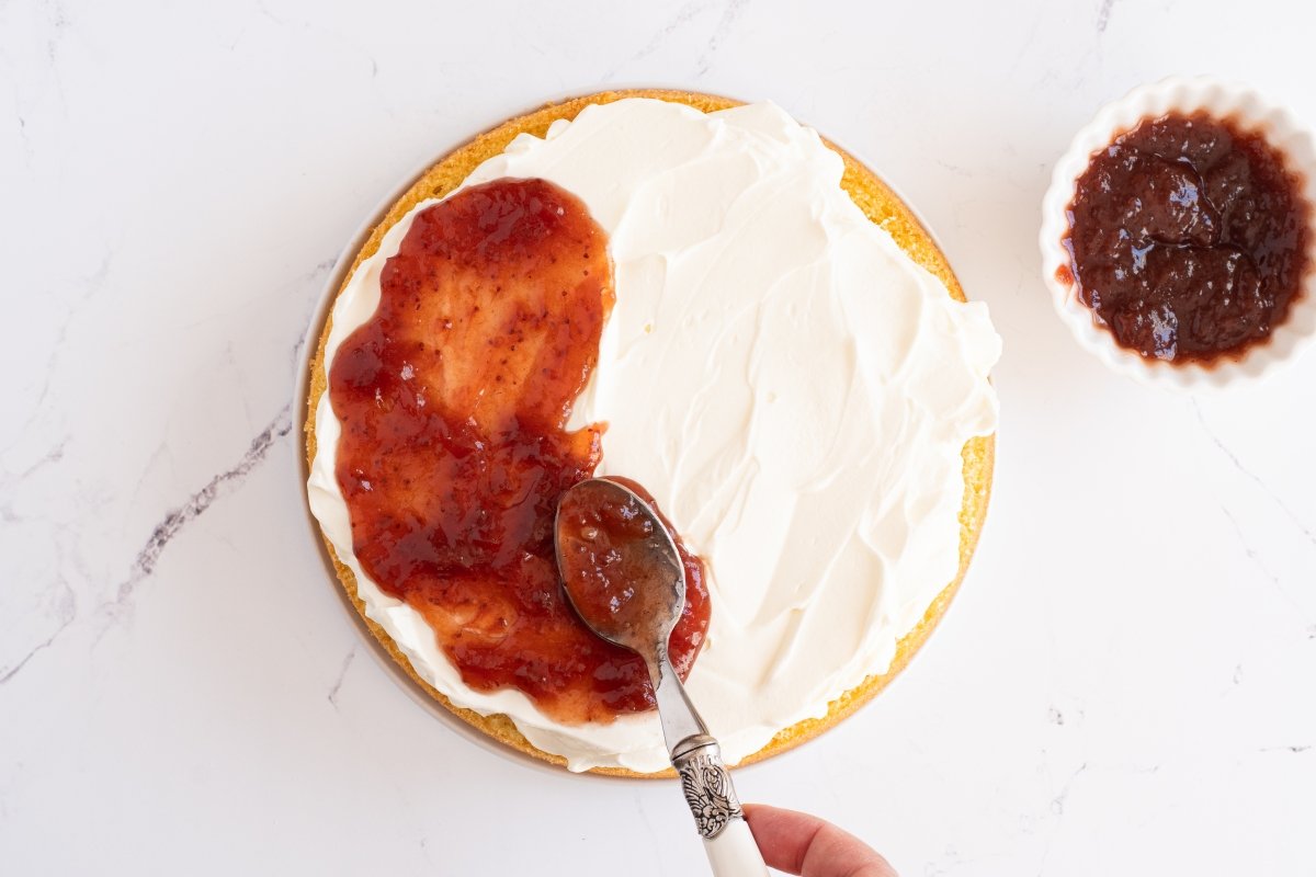 Ponemos la mermelada del victoria sponge cake