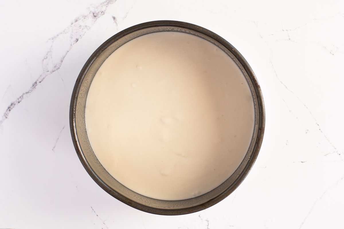 Ponemos la mitad de la mousse de la tarta de horchata y fartons