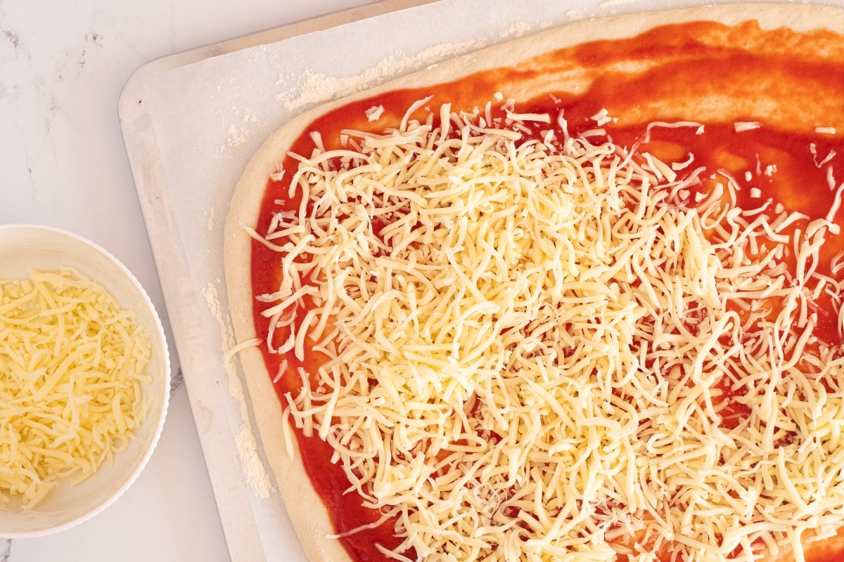 Ponemos la mozzarella de la pizza al taglio
