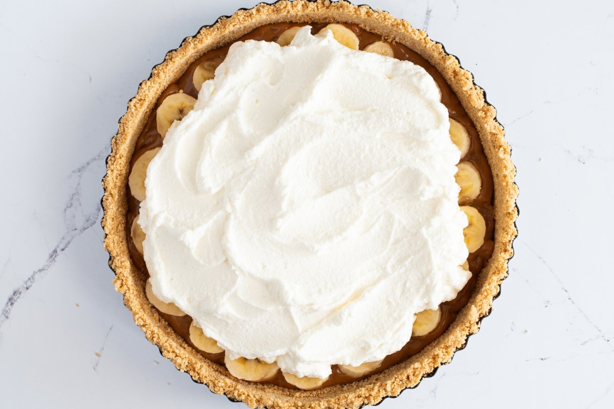 Ponemos la nata de la tarta banoffee