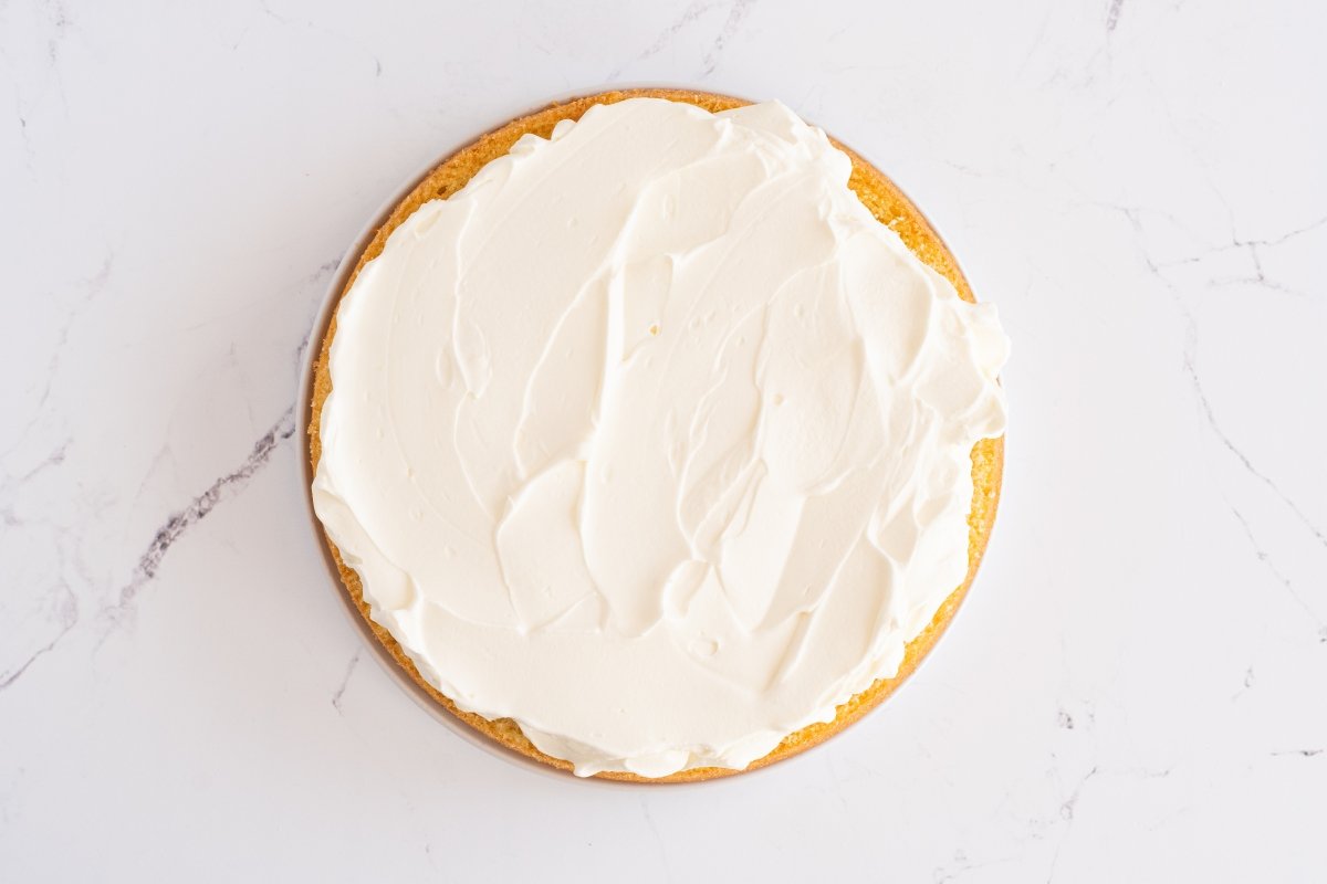 Ponemos la nata sobre el bizcocho del victoria sponge cake