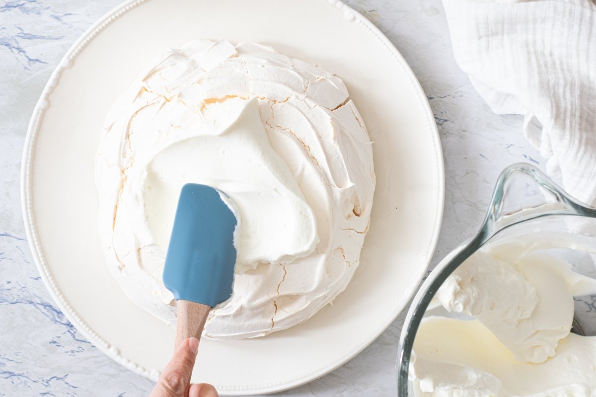 Ponemos la nata sobre la tarta Pavlova