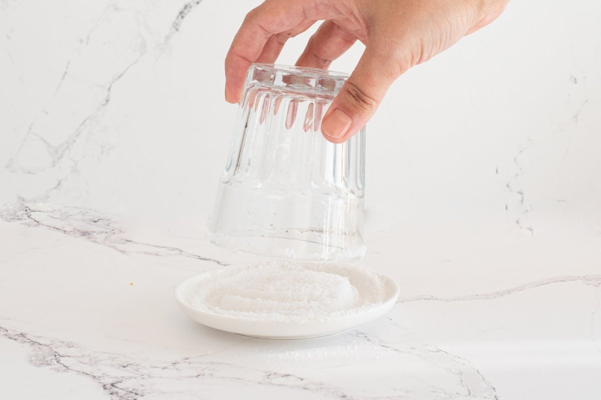 Ponemos la sal en el vaso