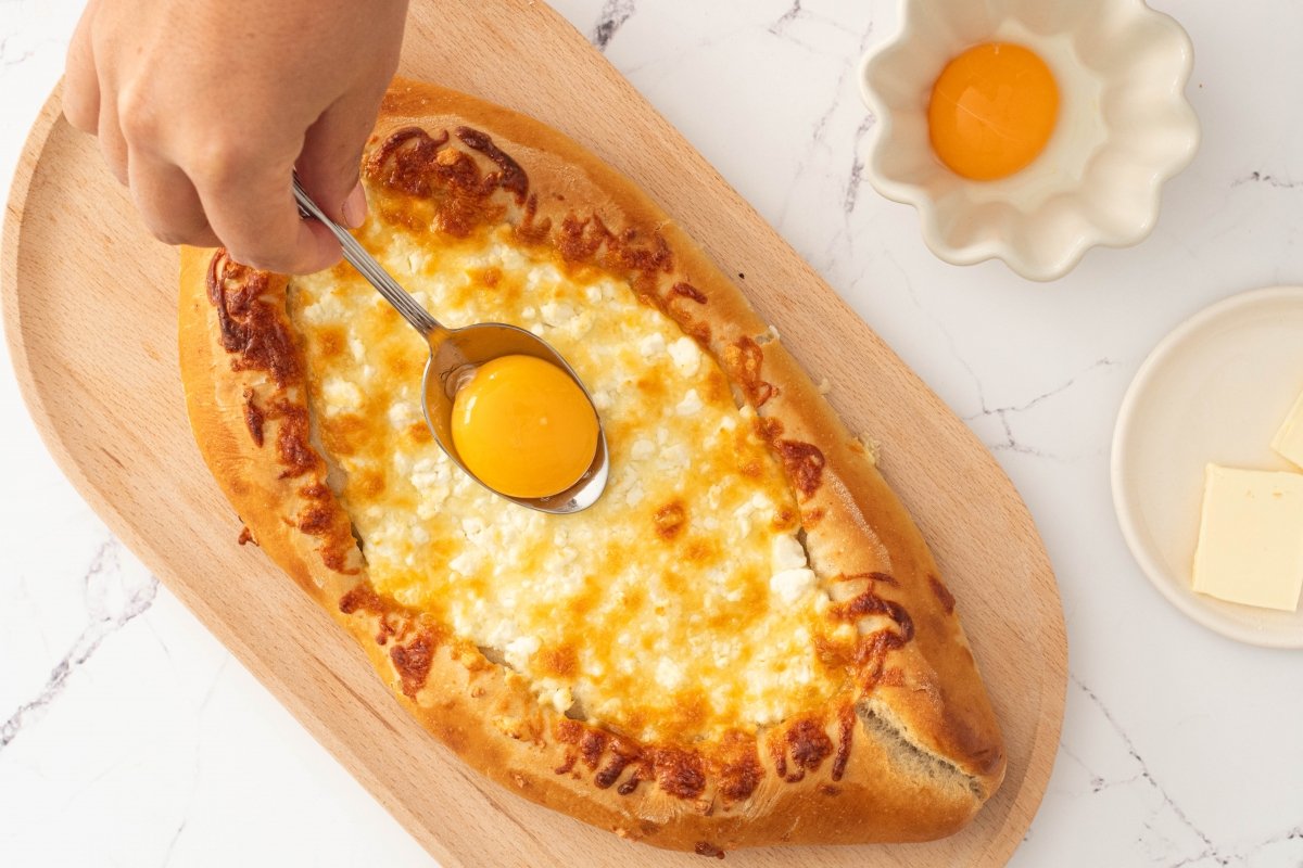 Ponemos la yema del khachapuri