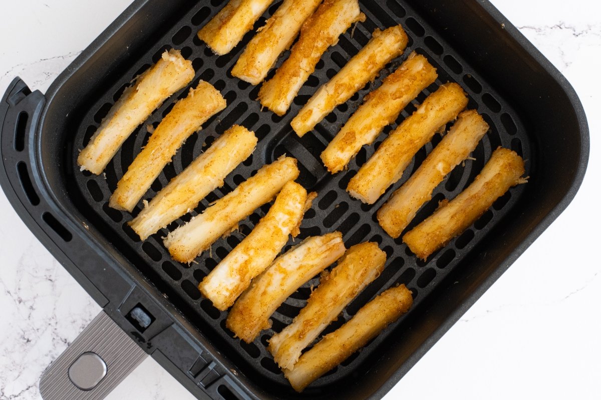 Ponemos la yuca en la freidora de aire