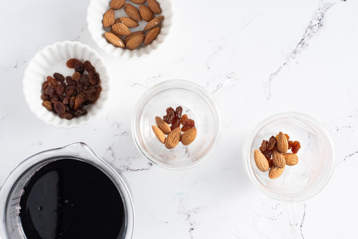 Ponemos las almendras y las pasas