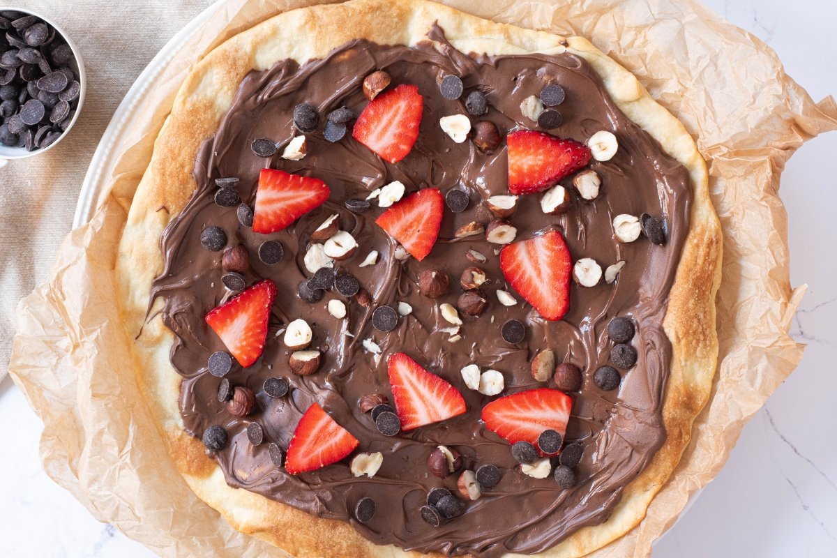 Ponemos las fresas de la pizza de chocolate