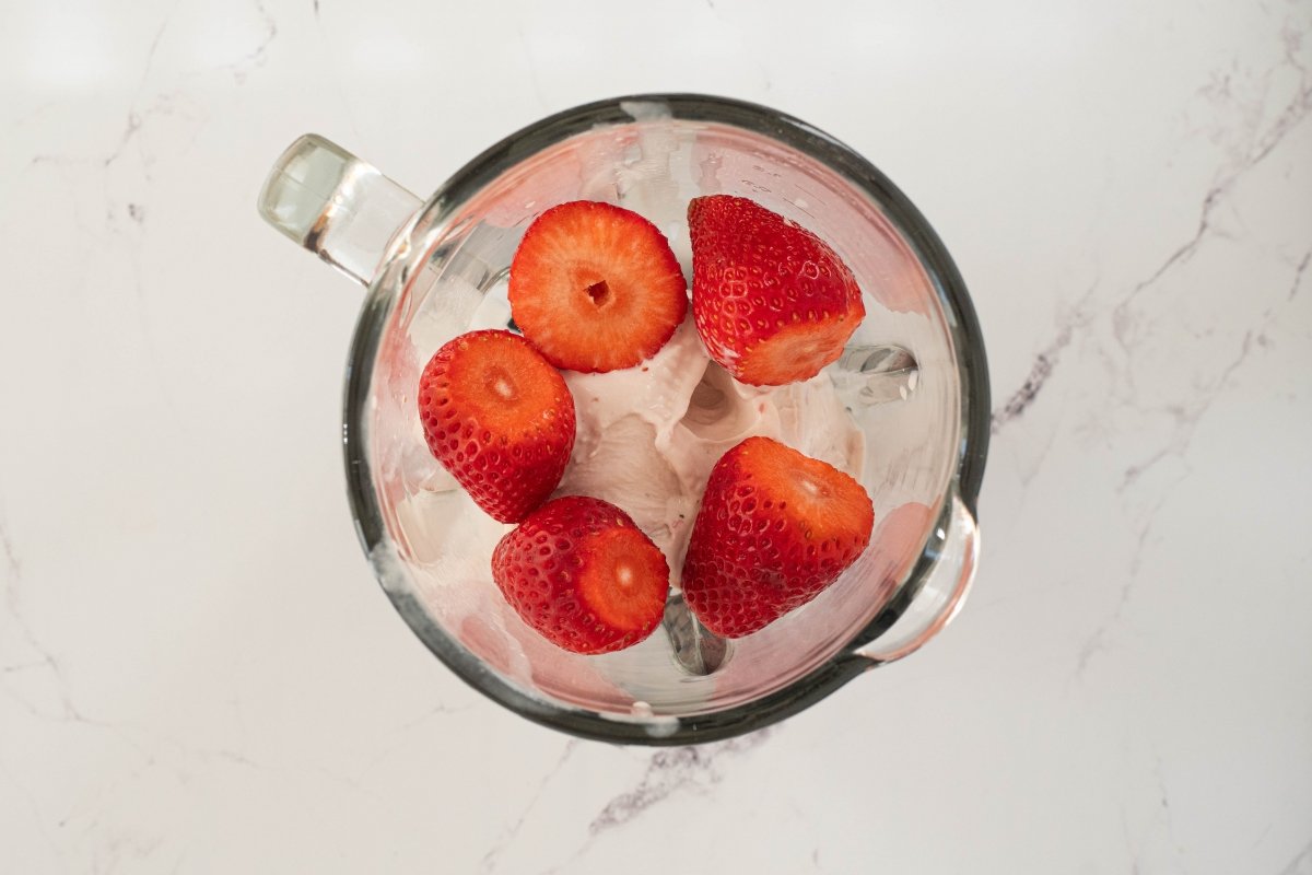 Ponemos las fresas del milkshake de fresa