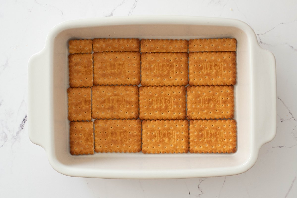 Ponemos las galletas de la base de la tarta de galletas y natillas