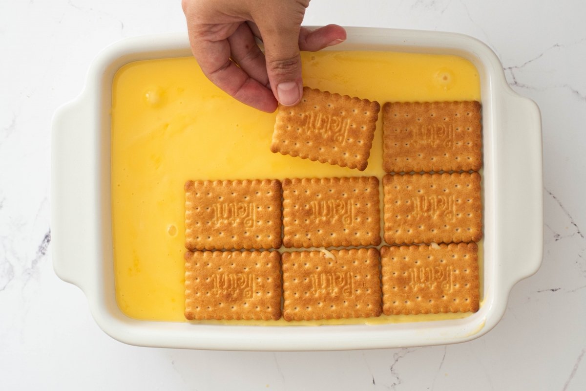 Ponemos las galletas sobre la tarta de galletas y natillas