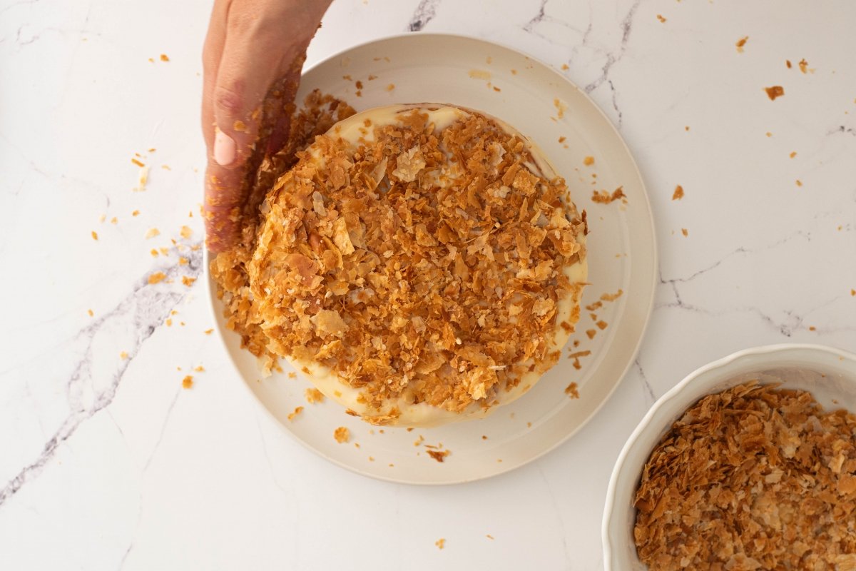 Ponemos las migas de hojaldre de la tarta Napoleón