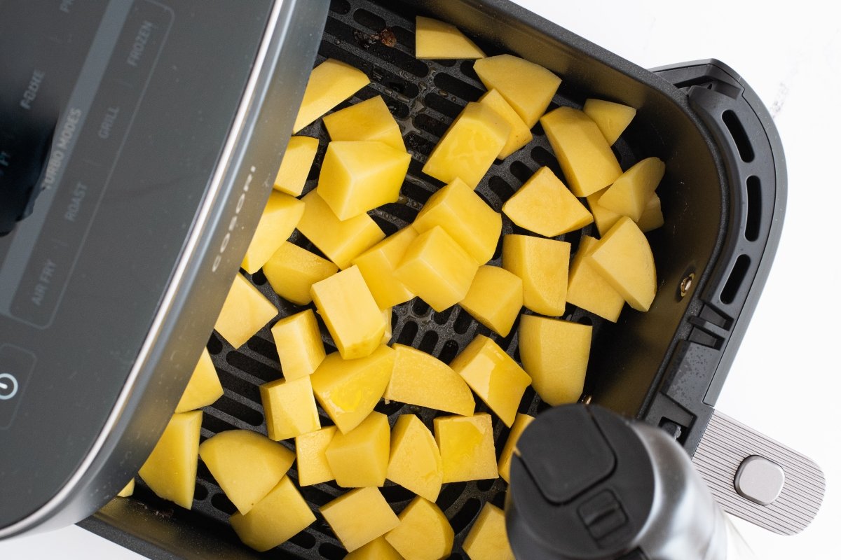Ponemos las patatas en la freidora de aire