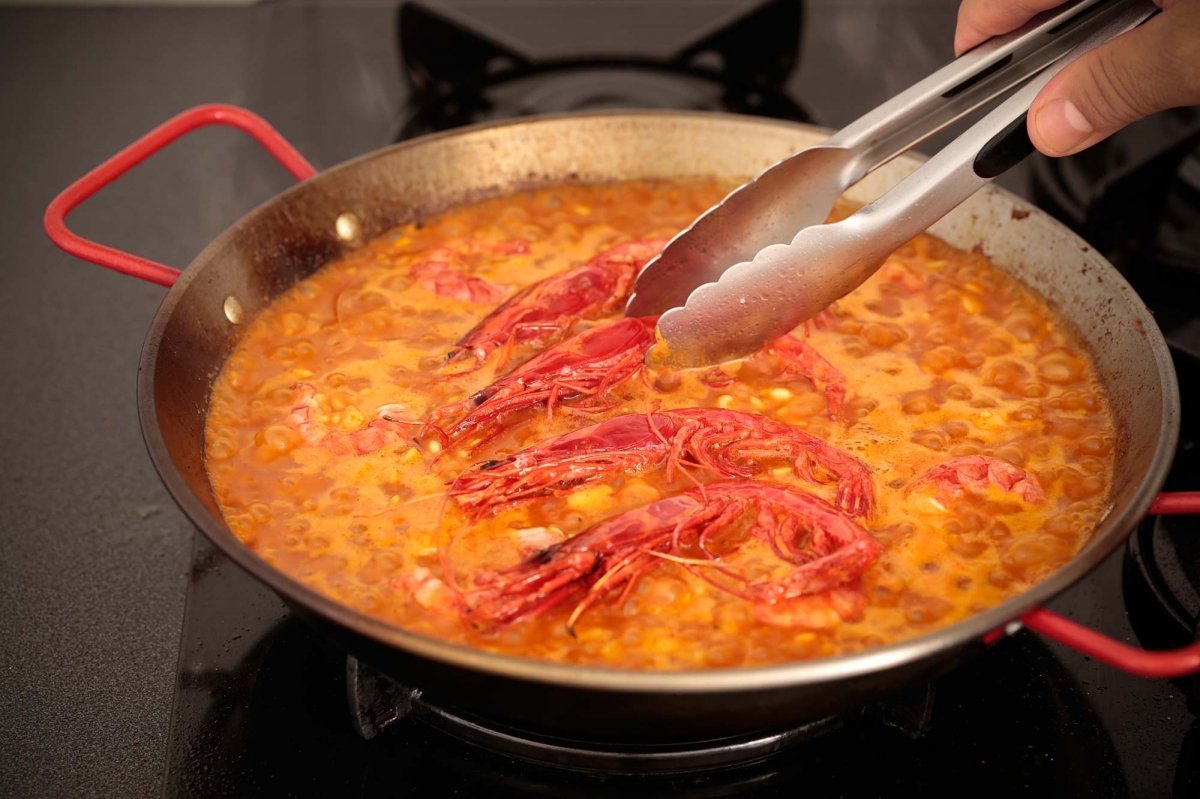 Ponemos los carabineros en el centro de la paella