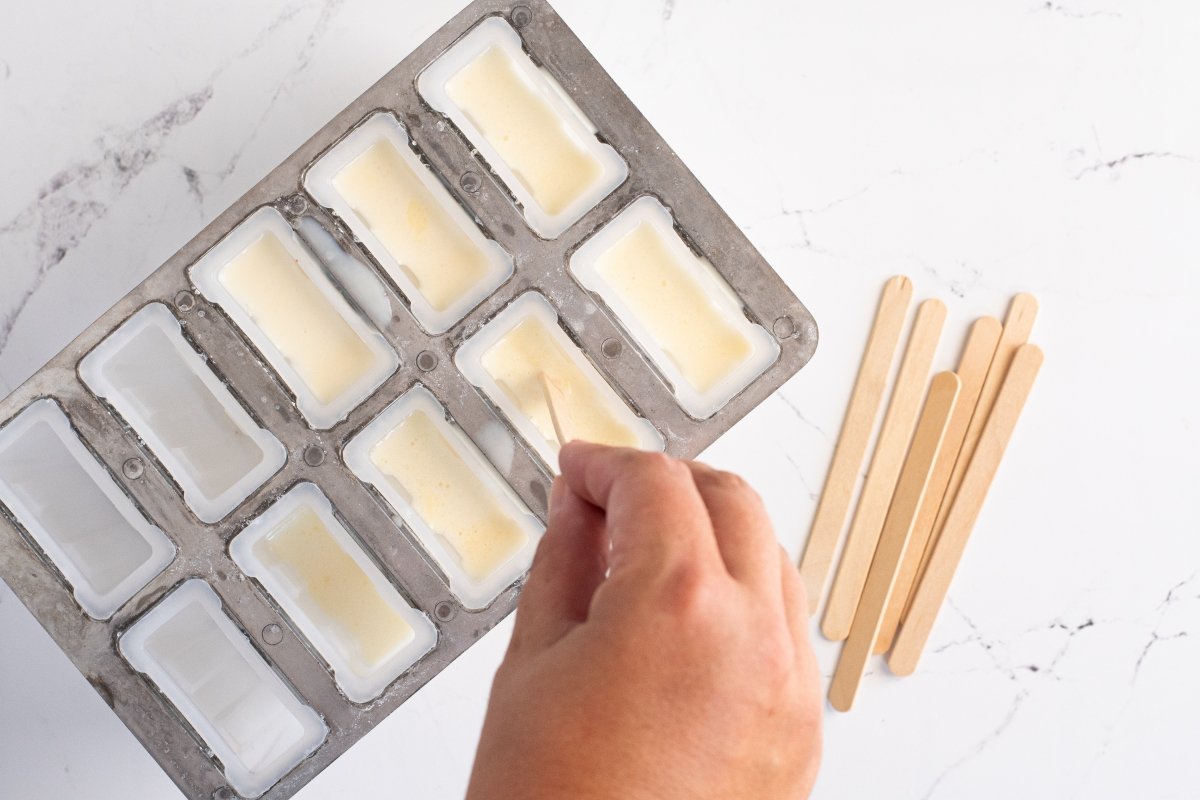 Ponemos los palitos de los polos de leche merengada