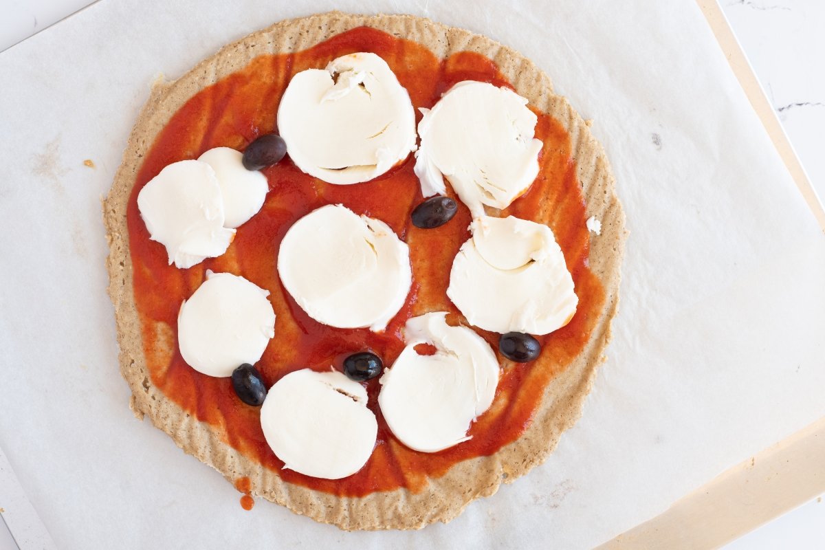 Ponemos los toppings de la pizza de avena