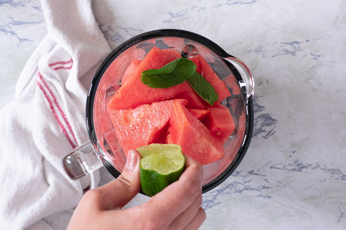 We put all the ingredients of the watermelon smoothie in the glass