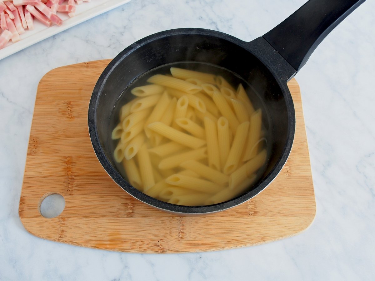 Ponemos un cazo con agua a fuego fuerte y cocemos los macarrones