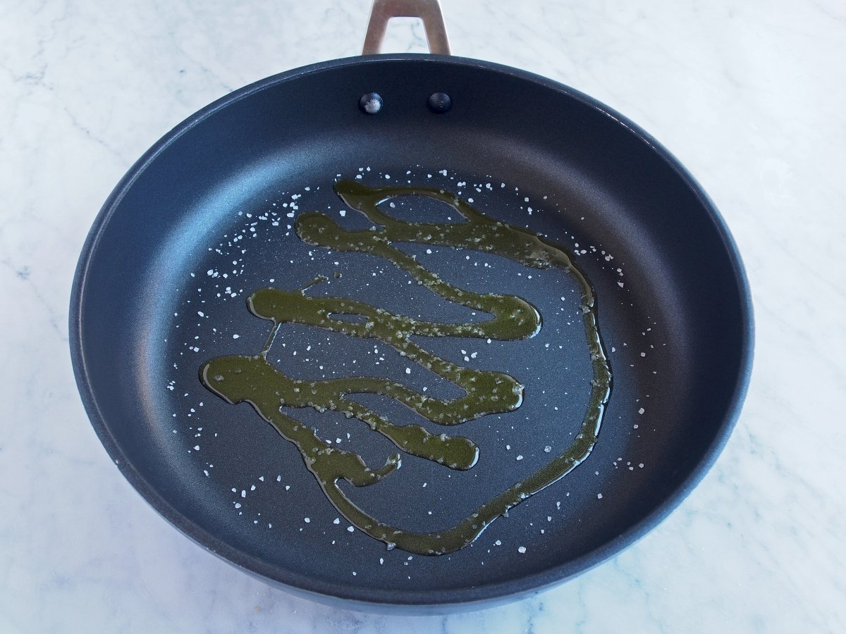 Ponemos una plancha o sartén a fuego fuerte con aceite de oliva y sal gruesa