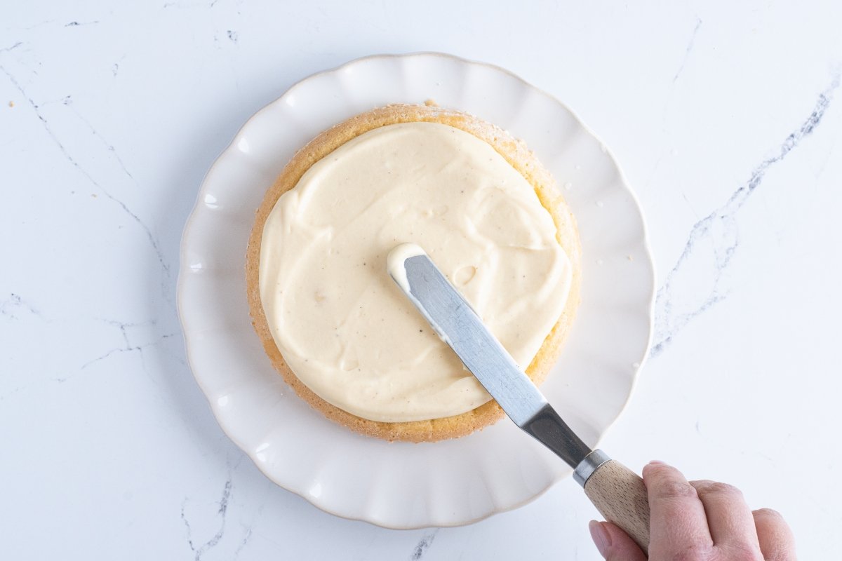 Ponemos una porción de crema de la tarta